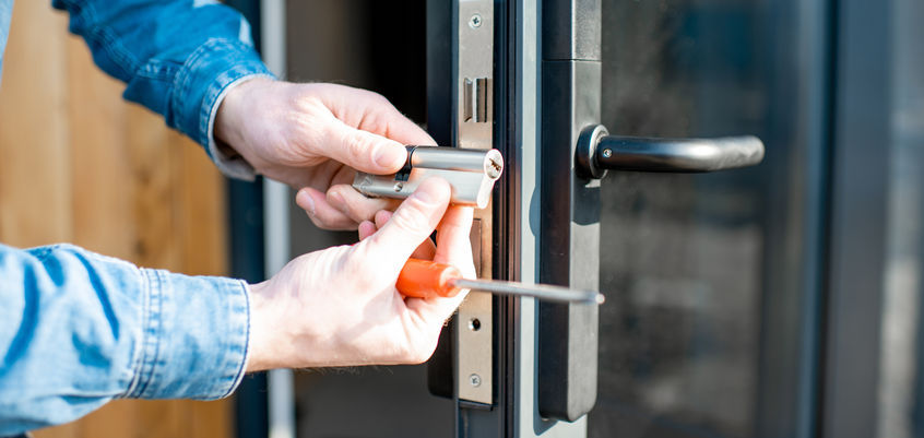 tuerschlossaustausch-berlin-potsdam-tuerschloss-schluessel-min