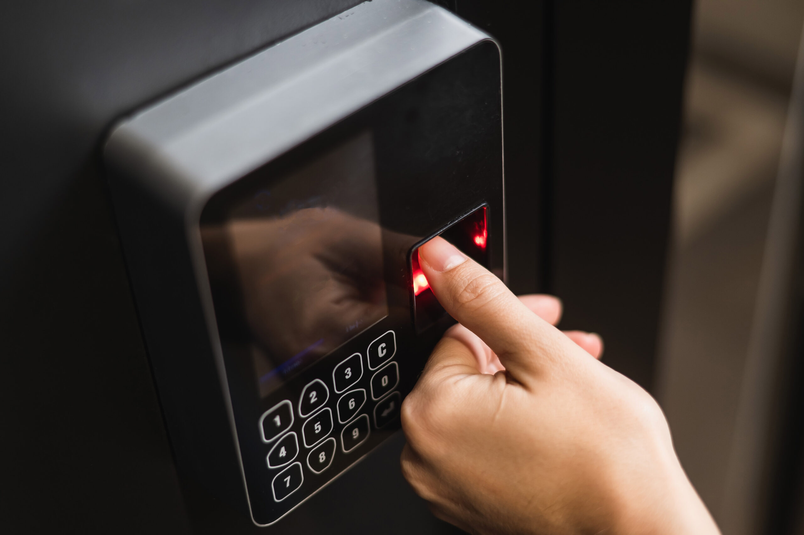 locksmith-lock-door-repair-worker-changing