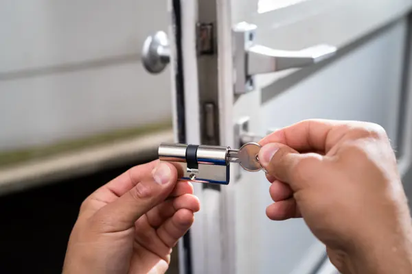locksmith-lock-door-repair-worker-changing