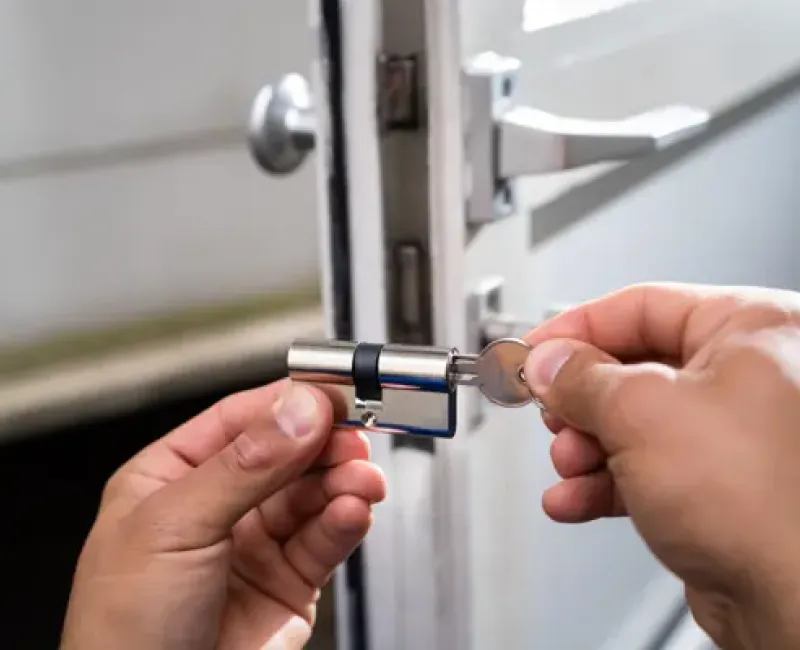 locksmith-lock-door-repair-worker-changing